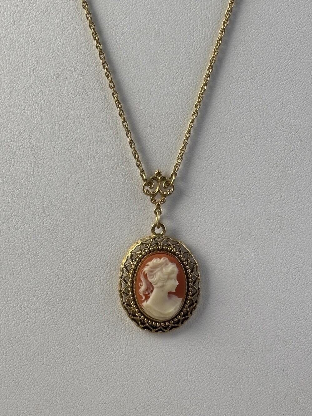 Vintage 1928 Jewelry Co Costume Simulated Cameo Pendant Necklace 18” Excellent